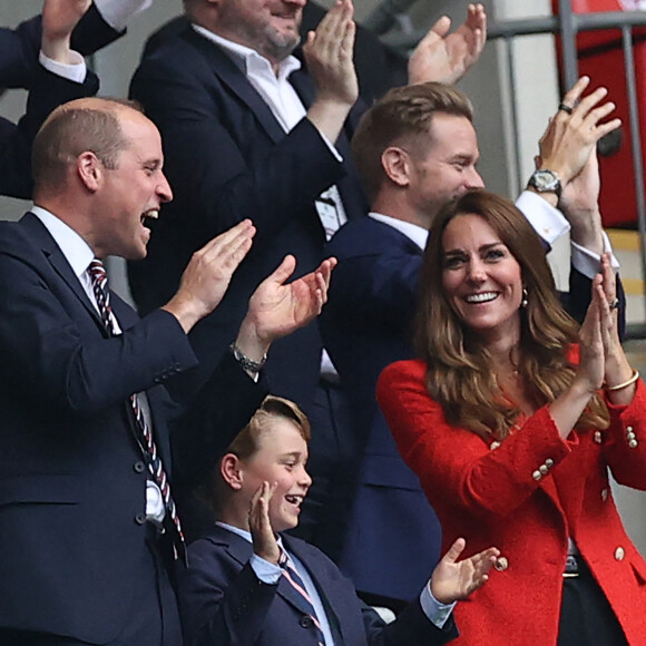 Le prince William, sa femme Kate Middleton, et leur fils Prince George célèbrent le 1-0 de l'Angleterre face à l'Allemagne, lors de l'Euro, au Wembley Stadium de Londres.