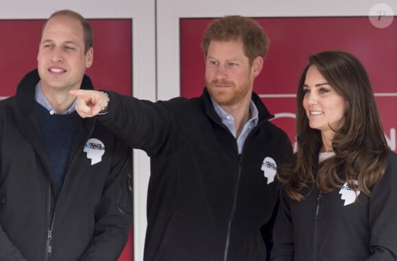 Le prince William, duc de Cambridge, Catherine (Kate) Middleton, duchesse de Cambridge, et le prince Harry donnent le départ et assistent au marathon de Londres, le 23 avril 2017