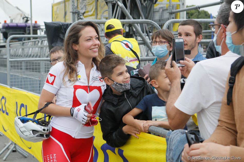 Exclusif - Dounia Coesens participe à l'Etape du coeur au profit de l'association "Mécénat Chirurgie Cardiaque" lors du Tour de France 2021 entre Changé et Laval. Le 30 juin 2021. © Christophe Clovis/Bestimage