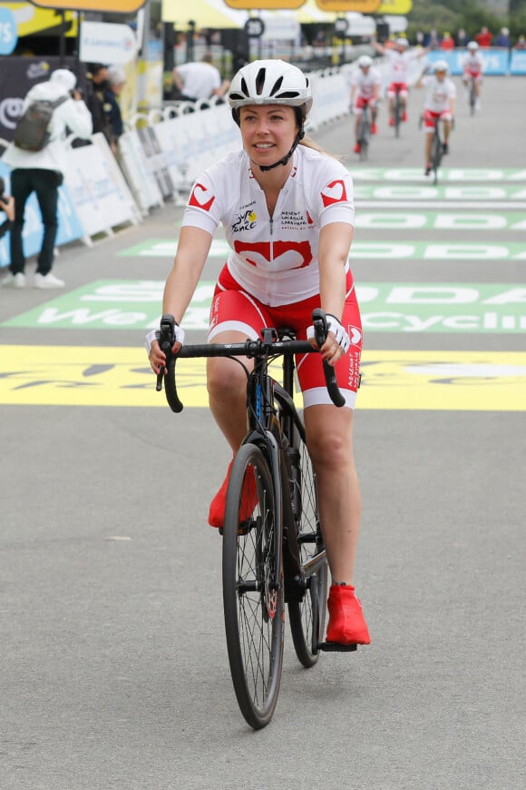 Exclusif - Dounia Coesens participe à l'Etape du coeur au profit de l'association "Mécénat Chirurgie Cardiaque" lors du Tour de France 2021 entre Changé et Laval. Le 30 juin 2021. © Christophe Clovis/Bestimage