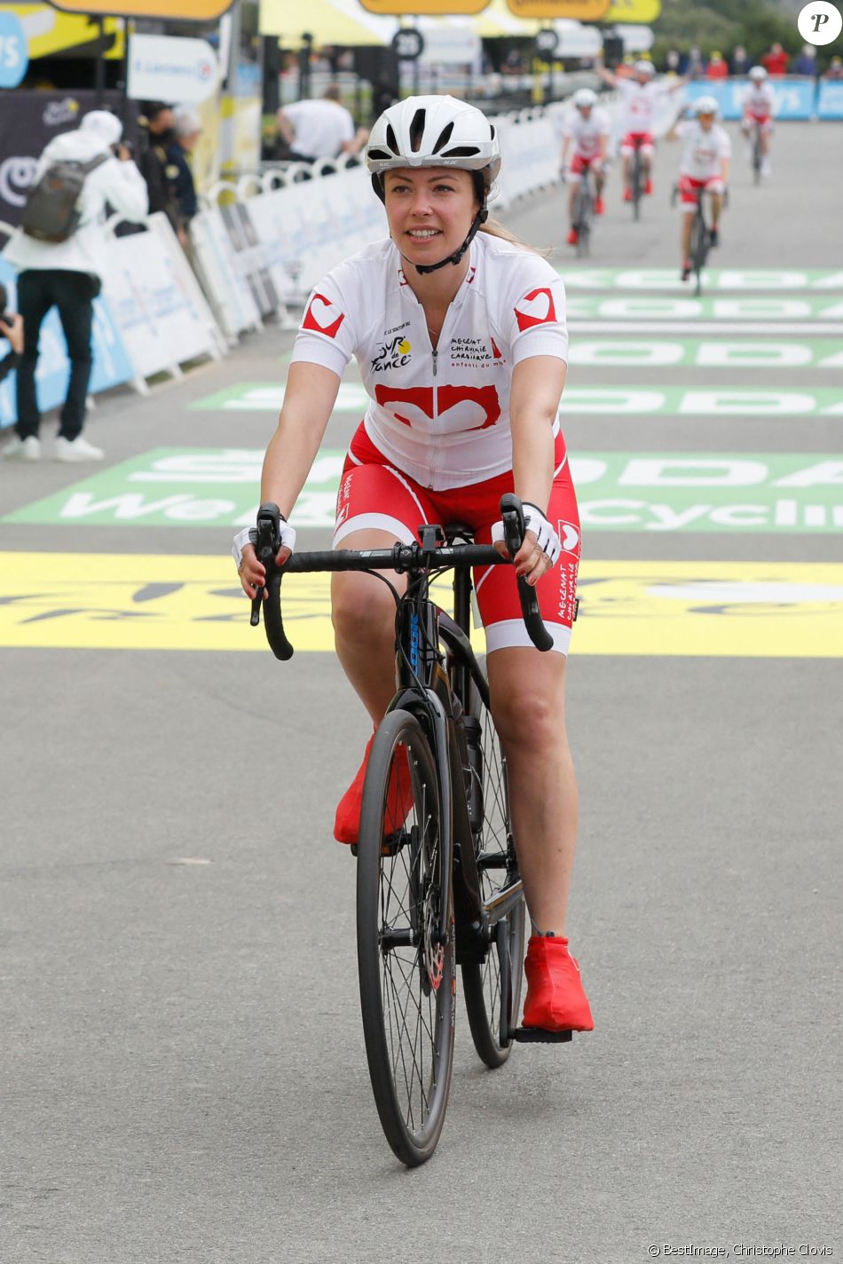 Exclusif - Dounia Coesens participe à l'Etape du coeur au profit de l'association "Mécénat Chirurgie Cardiaque" lors du Tour de France 2021 entre Changé et Laval. Le 30 juin 2021. © Christophe Clovis/Bestimage