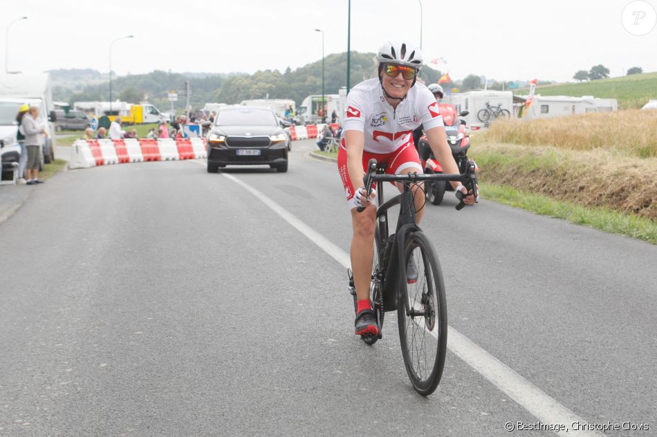 Exclusif - Samantha Davies participe à l'Etape du coeur au profit de l'association "Mécénat Chirurgie Cardiaque" lors du Tour de France 2021 entre Changé et Laval. Le 30 juin 2021. © Christophe Clovis/Bestimage