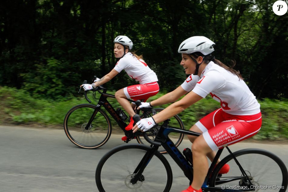 Exclusif - Inès Vandamme et Justine Hutteau participent à l'Etape du coeur au profit de l'association "Mécénat Chirurgie Cardiaque" lors du Tour de France 2021 entre Changé et Laval. Le 30 juin 2021. © Christophe Clovis/Bestimage