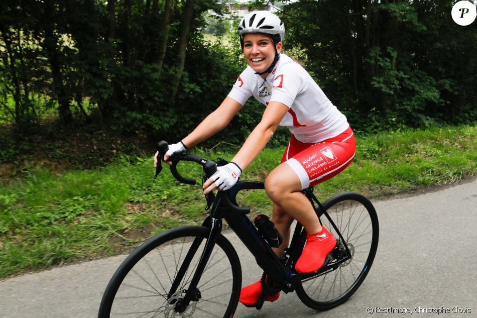 Exclusif - Justine Hutteau participe à l'Etape du coeur au profit de l'association "Mécénat Chirurgie Cardiaque" lors du Tour de France 2021 entre Changé et Laval. Le 30 juin 2021. © Christophe Clovis/Bestimage