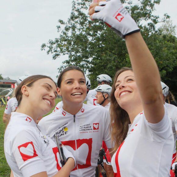 Exclusif - Inès Vandamme, Justine Hutteau et Dounia Coesens se préparent avant l'Étape du coeur lors du Tour de France 2021 entre Changé et Laval. Le 30 juin 2021. © Christophe Clovis/Bestimage