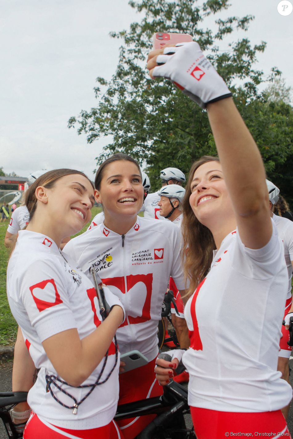 Exclusif - Inès Vandamme, Justine Hutteau et Dounia Coesens se préparent avant l'Étape du coeur lors du Tour de France 2021 entre Changé et Laval. Le 30 juin 2021. © Christophe Clovis/Bestimage