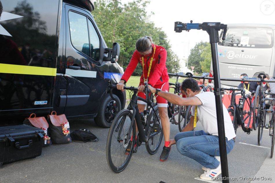 Exclusif - Samantha Davies se prépare avant l'Étape du coeur lors du Tour de France 2021 entre Changé et Laval. Le 30 juin 2021. © Christophe Clovis/Bestimage