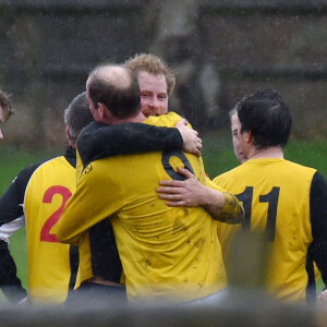 Le prince William, duc de Cambridge et le prince Harry participent au match de football Christmas Eve à Kings Lynn le 24 décembre 2015.