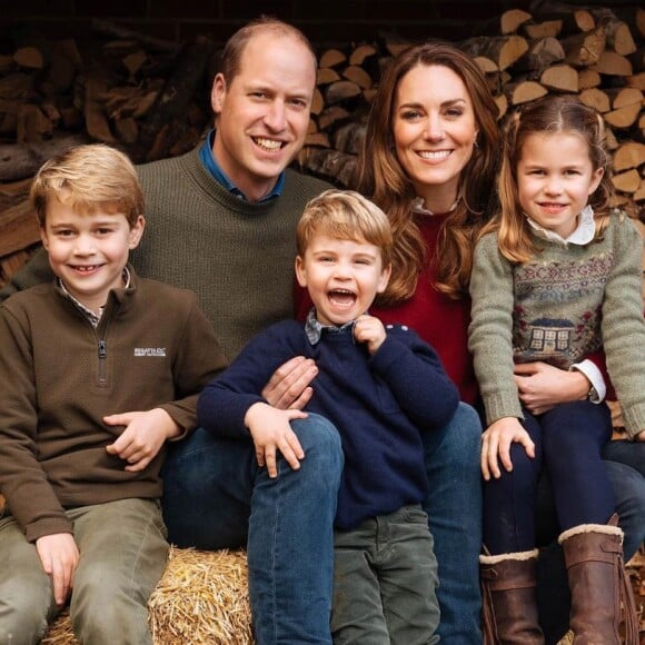 Le prince William, Kate Middleton et leurs trois enfants, le prince George, la princesse Charlotte et le prince Louis, posent pour leur carte de voeux.