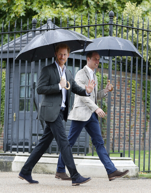 Le prince William et le prince Harry lors de la visite du Sunken Garden dédié à la mémoire de Lady Diana à Londres. C'est là qu'ils s'apprêtent à inaugurer une nouvelle statue hommage à leur mère.