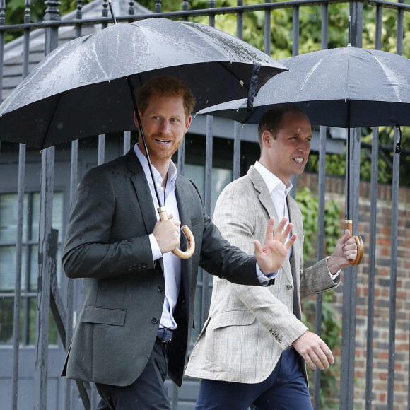 Le prince William et le prince Harry lors de la visite du Sunken Garden dédié à la mémoire de Lady Diana à Londres. C'est là qu'ils s'apprêtent à inaugurer une nouvelle statue hommage à leur mère.