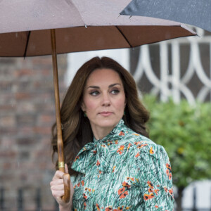 Catherine Kate Middleton, duchesse de Cambridge, le prince William, duc de Cambridge et le prince Harry lors de la visite du Sunken Garden dédié à la mémoire de Lady Diana à Londres le 30 août 2017.