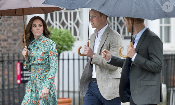 Catherine Kate Middleton, duchesse de Cambridge, le prince William, duc de Cambridge et le prince Harry lors de la visite du Sunken Garden dédié à la mémoire de Lady Diana à Londres le 30 août 2017.