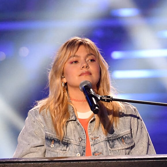 Louane en concert lors du "RFM Music Show" au Palais des Sports de Levallois-Perret. © Veeren Ramsamy - Pierre Perusseau / Bestimage