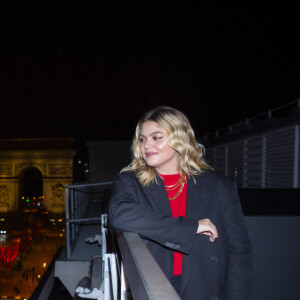 La chanteuse Louane lors de la cérémonie d'illumination des Champs Elysées à Paris le 22 novembre 2020. © JB Autissier / Panoramic / Bestimage 