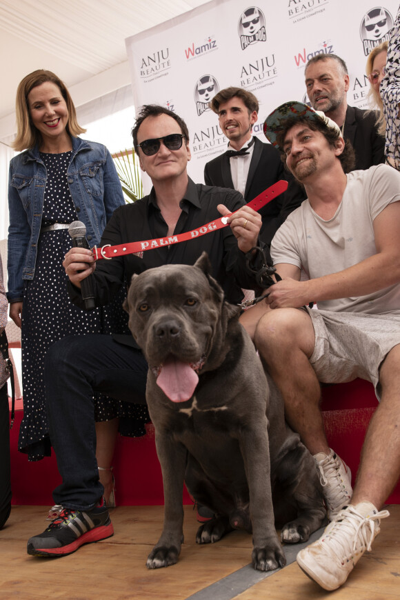 Quentin Tarantino reçoit la Palme Dog pour Brandy, le chien du film "Once Upon a Time... in Hollywood". @ Sébastien Vincent