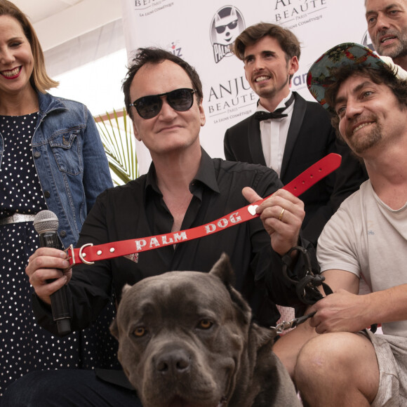 Quentin Tarantino reçoit la Palme Dog pour Brandy, le chien du film "Once Upon a Time... in Hollywood". @ Sébastien Vincent