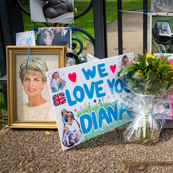 Illustration des hommages rendus à la princesse Diana (Lady Di) devant Kensington Palace à Londres, à l'occasion de son 60ème anniversaire. Le 1er juillet 2021