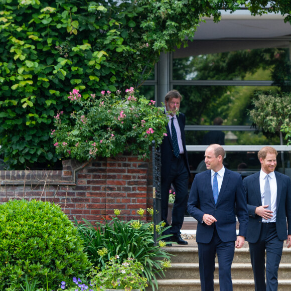 Le prince William, duc de Cambridge, et son frère Le prince Harry, duc de Sussex, se retrouvent à l'inauguration de la statue de leur mère, la princesse Diana dans les jardins de Kensington Palace à Londres, Royaume Uni, le 1er juillet 2021. Ce jour-là, la princesse Diana aurait fêté son 60 ème anniversaire.