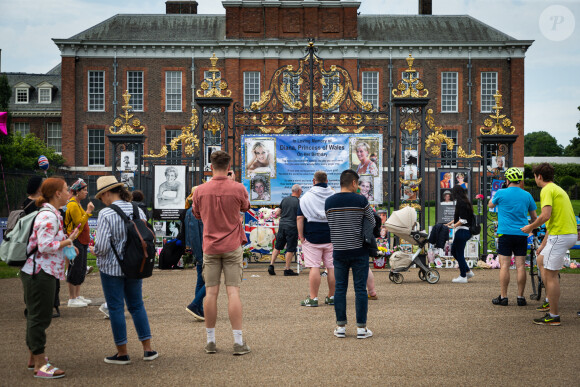Illustration des hommages rendus à la princesse Diana (Lady Di) devant Kensington Palace à Londres, à l'occasion de son 60ème anniversaire. Le 1er juillet 2021