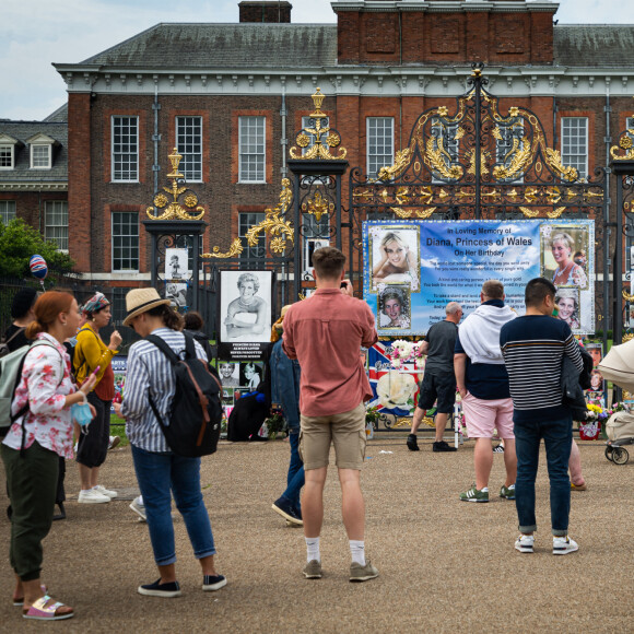 Illustration des hommages rendus à la princesse Diana (Lady Di) devant Kensington Palace à Londres, à l'occasion de son 60ème anniversaire. Le 1er juillet 2021