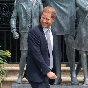 Le prince Harry, duc de Sussex, à l'inauguration de la statue de sa mère, la princesse Diana dans les jardins de Kensington Palace à Londres, Royaume Uni. Ce jour-là, la princesse Diana aurait fêté son 60 ème anniversaire.