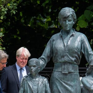 Charles Spencer, Lady Sarah McCorquodale et Lady Jane Fellowes (le frère et les soeurs de Lady Di) à l'inauguration de la statue de la princesse Diana dans les jardins de Kensington Palace à Londres, Royaume Uni, le 1er juillet 2021. Ce jour-là, la princesse Diana aurait fêté son 60 ème anniversaire.