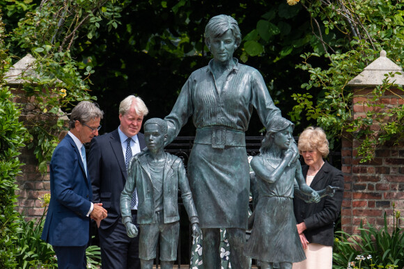Charles Spencer, Lady Sarah McCorquodale et Lady Jane Fellowes (le frère et les soeurs de Lady Di) à l'inauguration de la statue de la princesse Diana dans les jardins de Kensington Palace à Londres, Royaume Uni, le 1er juillet 2021. Ce jour-là, la princesse Diana aurait fêté son 60 ème anniversaire.
