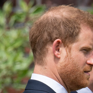 Le prince William, duc de Cambridge, et son frère Le prince Harry, duc de Sussex, se retrouvent à l'inauguration de la statue de leur mère, la princesse Diana dans les jardins de Kensington Palace à Londres, Royaume Uni, le 1er juillet 2021. Ce jour-là, la princesse Diana aurait fêté son 60 ème anniversaire.