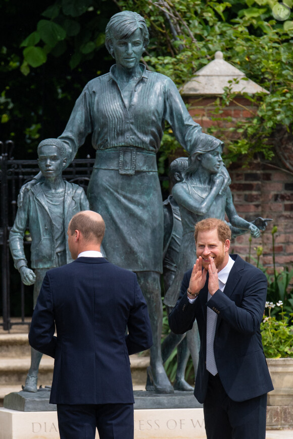 Le prince William, duc de Cambridge, et son frère Le prince Harry, duc de Sussex, se retrouvent à l'inauguration de la statue de leur mère, la princesse Diana dans les jardins de Kensington Palace à Londres, Royaume Uni, le 1er juillet 2021. Ce jour-là, la princesse Diana aurait fêté son 60 ème anniversaire.