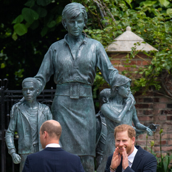 Le prince William, duc de Cambridge, et son frère Le prince Harry, duc de Sussex, se retrouvent à l'inauguration de la statue de leur mère, la princesse Diana dans les jardins de Kensington Palace à Londres, Royaume Uni, le 1er juillet 2021. Ce jour-là, la princesse Diana aurait fêté son 60 ème anniversaire.