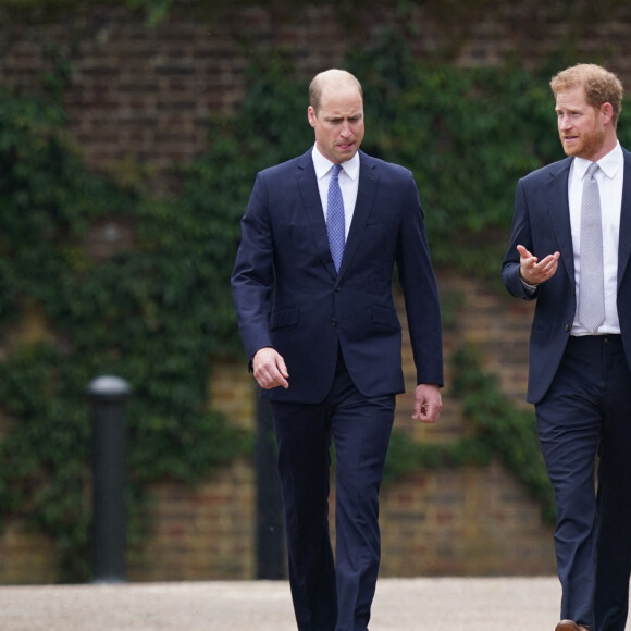 Le prince William, duc de Cambridge, et son frère Le prince Harry, duc de Sussex, se retrouvent à l'inauguration de la statue de leur mère, la princesse Diana dans les jardins de Kensington Palace à Londres, le 1er juillet 2021. Ce jour-là, la princesse Diana aurait fêté son 60 ème anniversaire.
