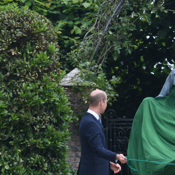 Le prince William, duc de Cambridge, et son frère Le prince Harry, duc de Sussex, se retrouvent à l'inauguration de la statue de leur mère, la princesse Diana dans les jardins de Kensington Palace à Londres, le 1er juillet 2021. Ce jour-là, la princesse Diana aurait fêté son 60 ème anniversaire.