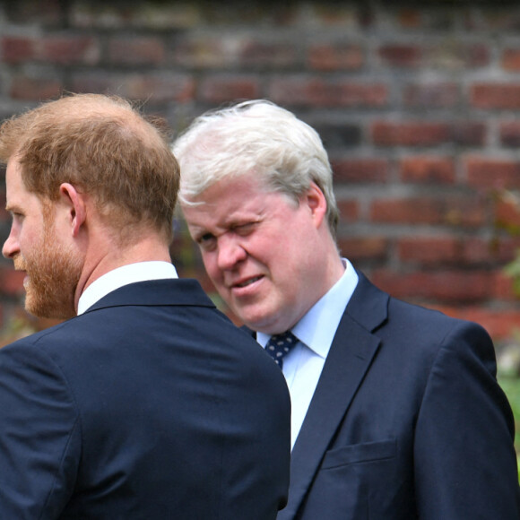 Le prince William, duc de Cambridge, et son frère Le prince Harry, duc de Sussex, se retrouvent à l'inauguration de la statue de leur mère, la princesse Diana dans les jardins de Kensington Palace à Londres, le 1er juillet 2021. Leurs tantes maternelles Lady Sarah McCorquodale et Lady Jane Fellowes et leur oncle maternel Charles Spencer étaient présents. Ce jour-là, la princesse Diana aurait fêté son 60 ème anniversaire.