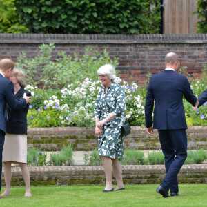 Le prince William, duc de Cambridge, et son frère Le prince Harry, duc de Sussex, se retrouvent à l'inauguration de la statue de leur mère, la princesse Diana dans les jardins de Kensington Palace à Londres, le 1er juillet 2021. Leurs tantes maternelles Lady Sarah McCorquodale et Lady Jane Fellowes et leur oncle maternel Charles Spencer étaient présents. Ce jour-là, la princesse Diana aurait fêté son 60 ème anniversaire.