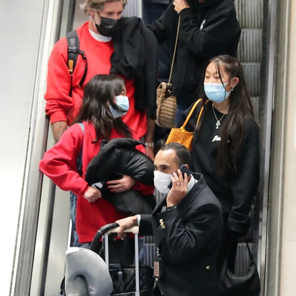 Exclusif - Laeticia Hallyday, ses filles Jade et Joy et son compagnon Jalil Lespert arrivent à Paris en provenance de Saint-Barthélemy, le 19 décembre 2020.