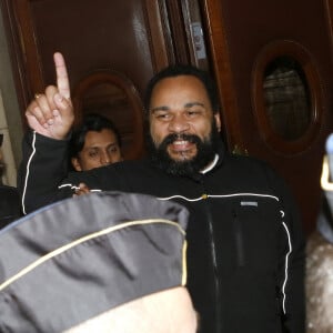 L'humoriste Dieudonné quitte une salle du palais de justice à Paris.