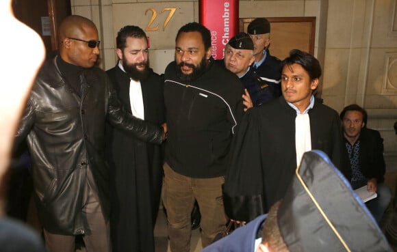 L'humoriste Dieudonné quitte avec son avocat Sanjay Mirabeau une salle du palais de justice à Paris, le 4 février 2015.