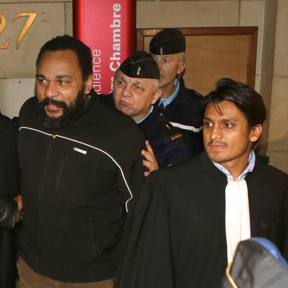 L'humoriste Dieudonné quitte avec son avocat Sanjay Mirabeau une salle du palais de justice à Paris, le 4 février 2015.