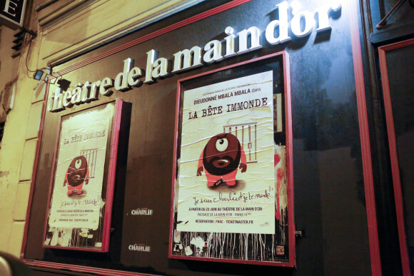 Illustration du théâtre de la Main d'or ou l'humoriste Dieudonné joue dans son spectacle "La Bête Immonde" à Paris alors qu'il sera jugé en correctionnelle pour apologie du terrorisme le 14 janvier 2015.
