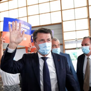 Christian Estrosi, le maire de Nice et tête de liste dans les Alpes-Maritimes, Joseph Segura, le maire de Saint Laurent du Var, et Renaud Muselier, le président de la région PACA, durant la réunion publique à Saint Laurent du Var, le 17 juin 2021, pour soutenir la liste de Renaud Muselier dans le cadre des élections régionales. © Bruno Bebert / Bestimage