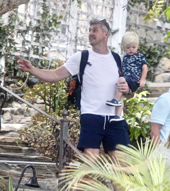 Ant Anstead, nouveau compagnon de Renée Zellweger, et son fils Hudson à Los Angeles, le 3 juillet 2021.