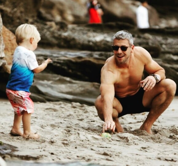 Ant Anstead, et son fils Hudson à la plage le 17 juin 2021.