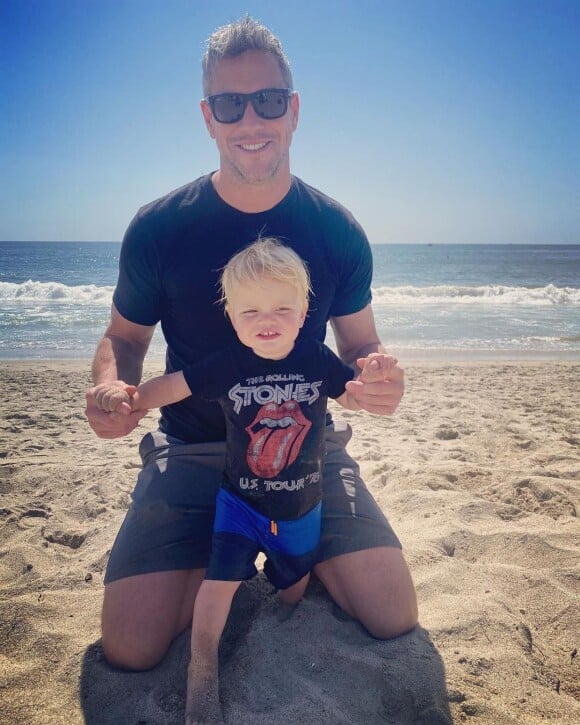 Photo d'Ant Anstead et de son fils, Hudson London Anstead, à la plage, postée le 20 mars 2021.