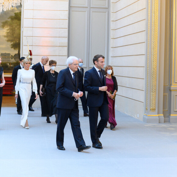 Le président de la république, Emmanuel Macron et la première dame, Brigitte Macron en compagnie de Sergio Mattarella, Président de la République italienne et sa fille Laura Mattarella, ainsi que M. Bellucci, pour un diner d'Etat au palais de l'Elysée, Paris, le 5 juillet 2021. © Jacques Witt/Pool/Bestimage 