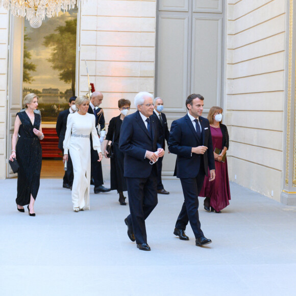 Le président de la république, Emmanuel Macron et la première dame, Brigitte Macron en compagnie de Sergio Mattarella, Président de la République italienne et sa fille Laura Mattarella, ainsi que M. Bellucci, pour un diner d'Etat au palais de l'Elysée, Paris, le 5 juillet 2021. © Jacques Witt/Pool/Bestimage