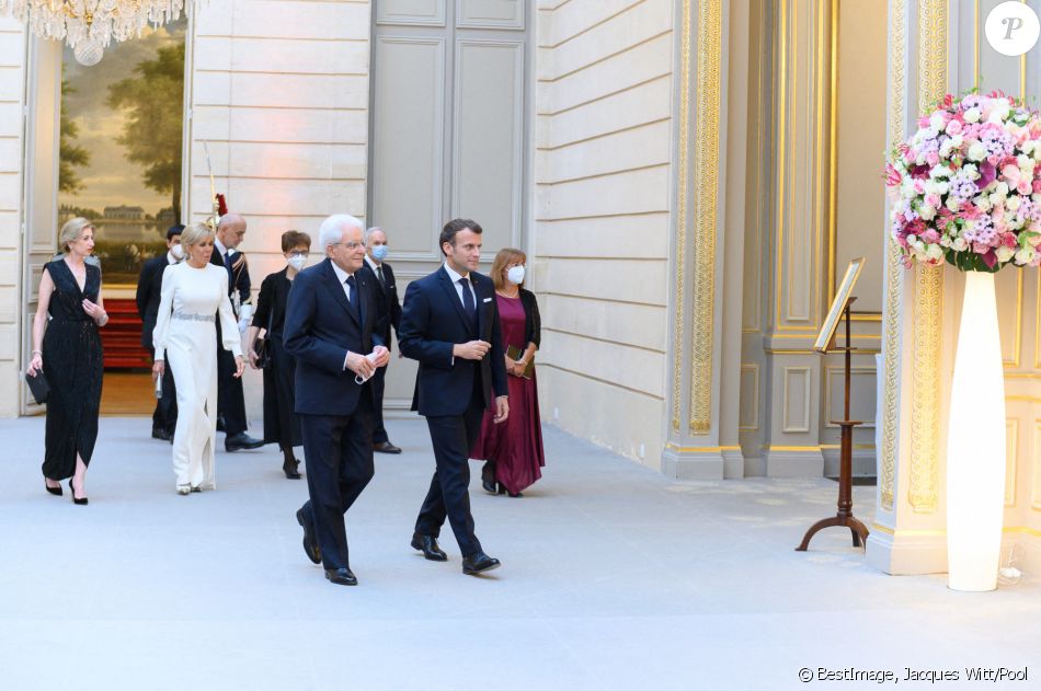 Le président de la république, Emmanuel Macron et la première dame, Brigitte Macron en compagnie de Sergio Mattarella, Président de la République italienne et sa fille Laura Mattarella, ainsi que M. Bellucci, pour un diner d'Etat au palais de l'Elysée, Paris, le 5 juillet 2021. © Jacques Witt/Pool/Bestimage