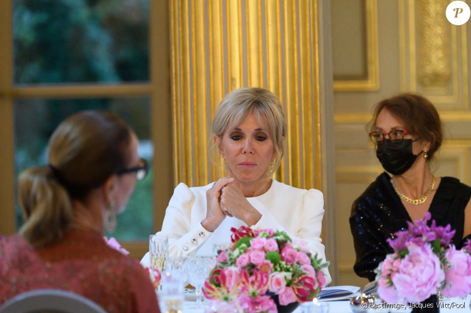 Le président de la république, Emmanuel Macron et la première dame, Brigitte Macron en compagnie de Sergio Mattarella, Président de la République italienne et sa fille Laura Mattarella, ainsi que M. Bellucci, pour un diner d'Etat au palais de l'Elysée, Paris, le 5 juillet 2021. © Jacques Witt/Pool/Bestimage