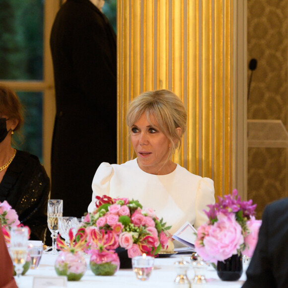 Le président de la république, Emmanuel Macron et la première dame, Brigitte Macron en compagnie de Sergio Mattarella, Président de la République italienne et sa fille Laura Mattarella, ainsi que M. Bellucci, pour un diner d'Etat au palais de l'Elysée, Paris, le 5 juillet 2021. © Jacques Witt/Pool/Bestimage