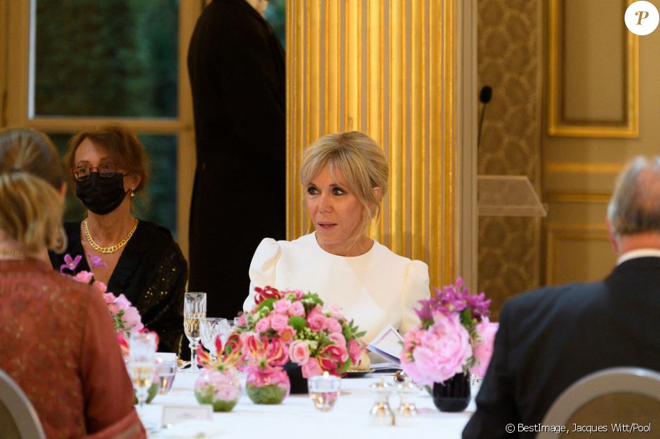 Le président de la république, Emmanuel Macron et la première dame, Brigitte Macron en compagnie de Sergio Mattarella, Président de la République italienne et sa fille Laura Mattarella, ainsi que M. Bellucci, pour un diner d'Etat au palais de l'Elysée, Paris, le 5 juillet 2021. © Jacques Witt/Pool/Bestimage